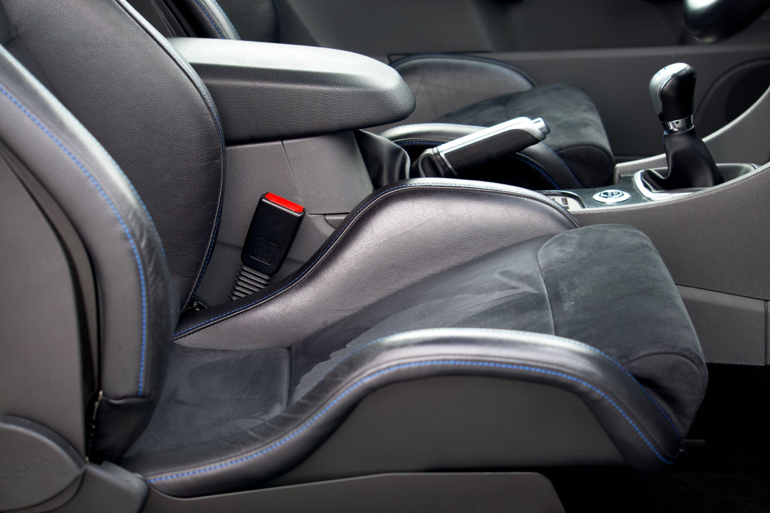 Glänzendes Autoleder ist schmutziges Leder: Der größte Mythos der Auto-Innenreinigung