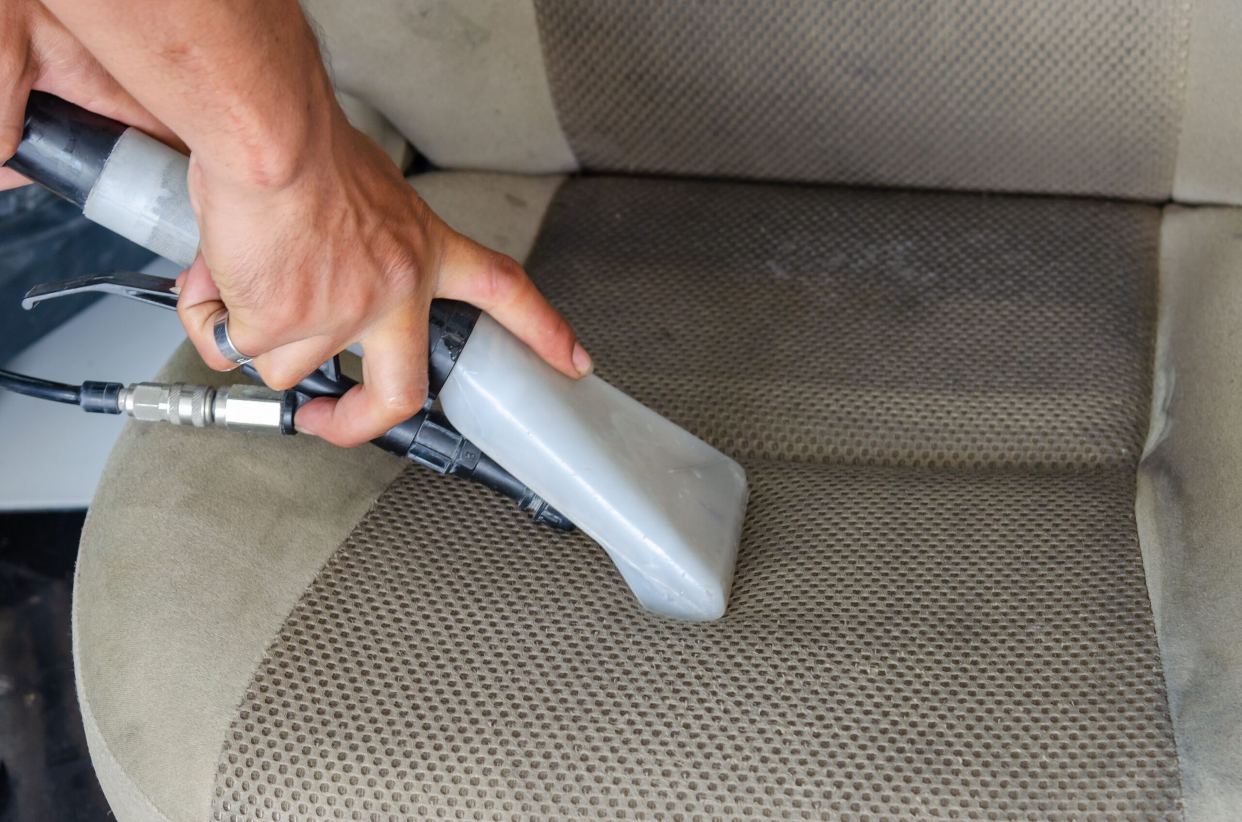 Polster und Stoffsitze im Auto professionell reinigen: Das leistet die Sprühextraktion